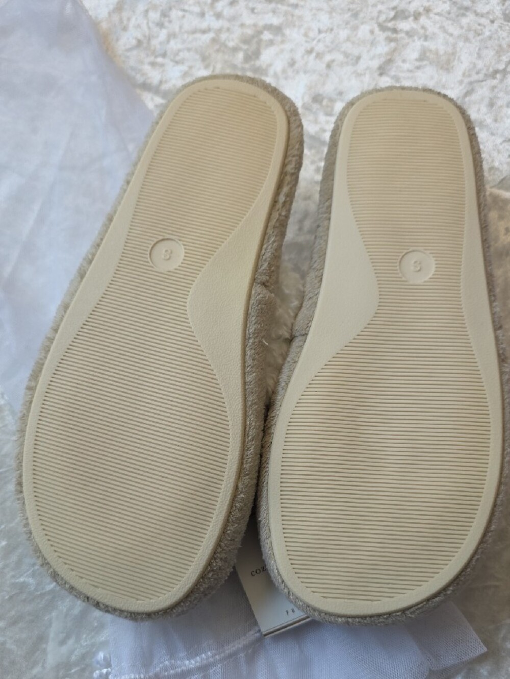 NWT Pottery Barn Cozy Sherpa Slippers - Cream and Taupe - Picture 4 of 7